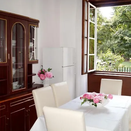 Bor-furdo Apartmanhaz * Eger