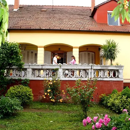 Bor-furdo Apartmanhaz * Eger
